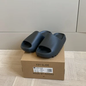 Yeezy slide Onyx - Storlek 38. Oanvända med kvitto. Frakt tillkommer 66kr 