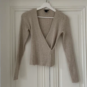 Omlott-tröja - Beige omlott-tröja i storlek 38 