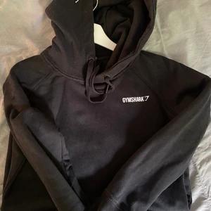Gymshark hoodie - Säljer denna gymshark hoodien då den var väldigt liten i storleken och jag vill ha den mer oversized. Köpte den här på Plick men har aldrig använt den själv. Jättefint skick💖 (storlek M men passar xs-s beroende på hur man vill att den ska sitta)