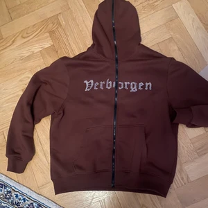Verborgen full zip hoodie rhinestone - Verborgen full zip brun Storlek M  Nyskick Rhinestone hoodie 