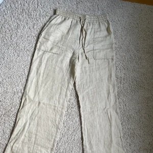 Linnebyxor lågmidja  - Säljer mina linnebyxor från zara🤩 säljer dem pga att jag köpte två stycken för att se storlek! Köpte dem u somras men är aldrig använda💘 jag köpte dem för 559kr