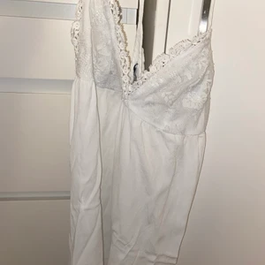 Super fin klänning 🤍 - Enkel fin sommarklänning i nyskick med spets i storlek xs!