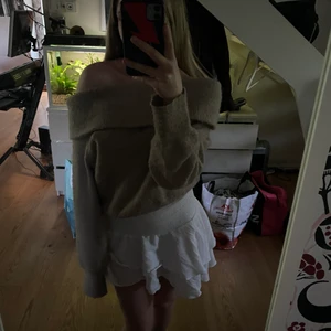 H - Säljer en fin stickad beige tröja då den inte kommer till användning💕Såå fin nu till sommaren🤌🏼storlek xs men skulle säga att den passar S och M också! En söm har börjat släppa (se bild 2), men det påverkar inte tröjan så mycket då sömmen sitter under kragen💕skriv privat vid frågor/intresse!