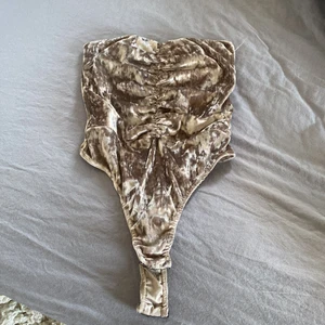 Body - Jätte fin bandoue body i sammet liknande material, tyvärr för lite för mig. Köpt från prettylittlething för något år sedan men knappt använd🌼🌼