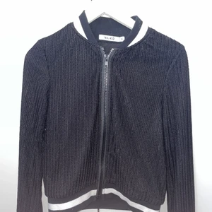 Kofta  - Svart kofta från NA-KD. Använd en gång så den är i ny skick.