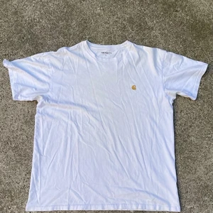 Carhartt Tee - Använd i okej skick, passformen är skit nice, boxy och baggy
