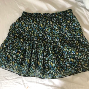 Kjolar  - Säljer dessa två kjolar pga att de inte används längre, den vita kjolen är aldrig använd utan endast testad. Båda köpt förra sommaren, minns inte från vart men märket på den vita är bershka. Fint skick båda två. 100kr/st, 170kr/2 st + frakt  