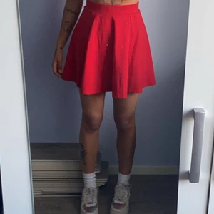 Kort röd kjol  - Typ aldrig använd. Bra och tjockt material på den! 