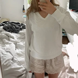 Vit tröja - Vit tröja, köp för 100 + frakt vid snabb affär🌸 