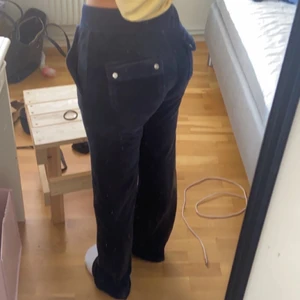 Juicy couture pant - ⚠️⚠️SÄLJER INTE⚠️⚠️Är någon sugen på att byta mina juicy couture pants i färgen blue nightsky/ mörkblå!❤️‍🩹 de är i bra skick och är i stl xxs. Vill gärna byta med någon med juicy couture byxor i xxs men i en annan färg bara!