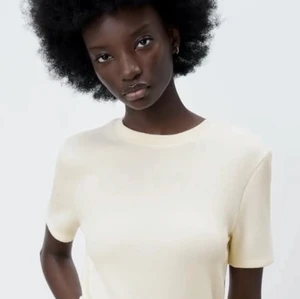 Stickad tshirt - En stickad T-shirt från zara.  Endast använd ett fåtal gånger❤️ 