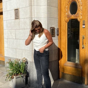 Vit zara topp - Säljer denna fina zara topp i storlek L skulle dock säga att den är med en M. Använd några gånger men skulle säga att skicket fortfarande är väldigt bra. 🤍🤍