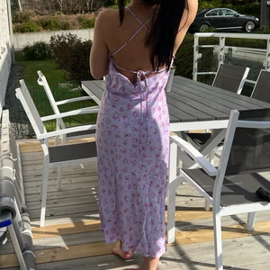 Lila zara klänning storlek XS - Lila blommig klänning från zara i storlek XS i satin / glansigt material. Aldrig använd (mer än när jag skulle fota hur den såg ut i ryggen) och har fortfarande prislapp kvar!! Finns inga anmärkningar. Finns i Gbg, annars står köparen för frakt på 66kr💜💜💜