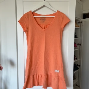 Odd Molly klänning - Jättefin odmollyklänning med volang nertill! Persikofärg och så skönt mjukt tyg! Passar mig som har 36/S 