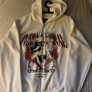 Huvtröja Streetstil  - En vit clean ziphoodie. Med snyggt tryck på framsidan. Storlek M. Sitter dock väldigt oversize, varav därför jag säljer den. 