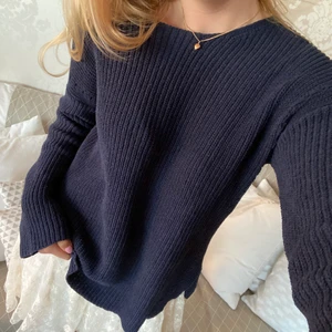 Stickad tröja - Säljer denna fina marinblåa stickade tröjan eftersom den inte kommer till användning, den har en jättesöt knytning i ryggen!❤️ 