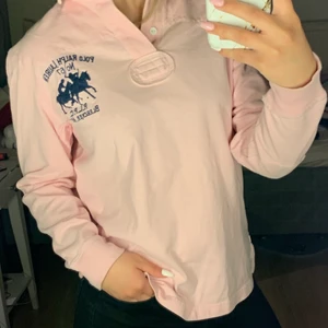 Ljusrosa polo tröja storlek M - Små hår vid märkte men omärkbara