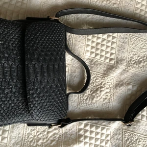 Väska från nakd  - Väska från nakd i krokodilmönster. Använd sparsamt och inget slitage finns på väskan .köparen står för frakten ☺️