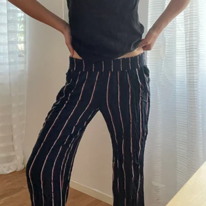 Randiga sommarbyxor - Säljer dessa lågmidjade röd/vit-randiga byxor i tunnt linnetyg! köpta för flera år sedan från hm men använda sparsamt💜 bra längd och passar bra på mig som är 164 cm och brukar ha 34 i byxor, dessa är i 36 från hm divided🌸 säljer hyfsat billigt eftersom de köptes för så länge sen☺️🌺 hör av er vid frågor! Samfraktar gärna, 3 för 2 på allt <3