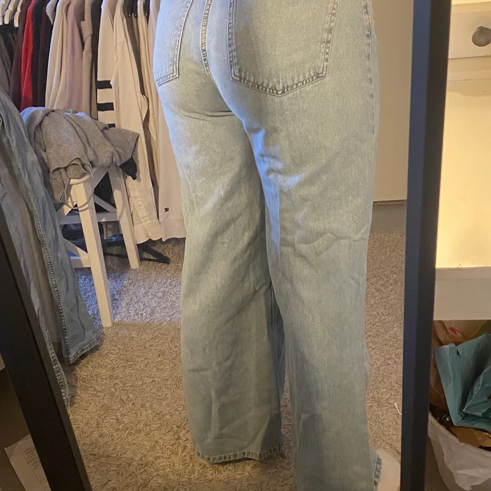 Ett par väldigt sköna blåa jeans från hm. Säljs pågrund av att jag inte andvänder dom länge. Kontakta vid intresse eller frågor😊 Kommer tillkomma en sårbar frakt på 59 kr❤️ betalning sker på Swish❤️. Jeans & Byxor.