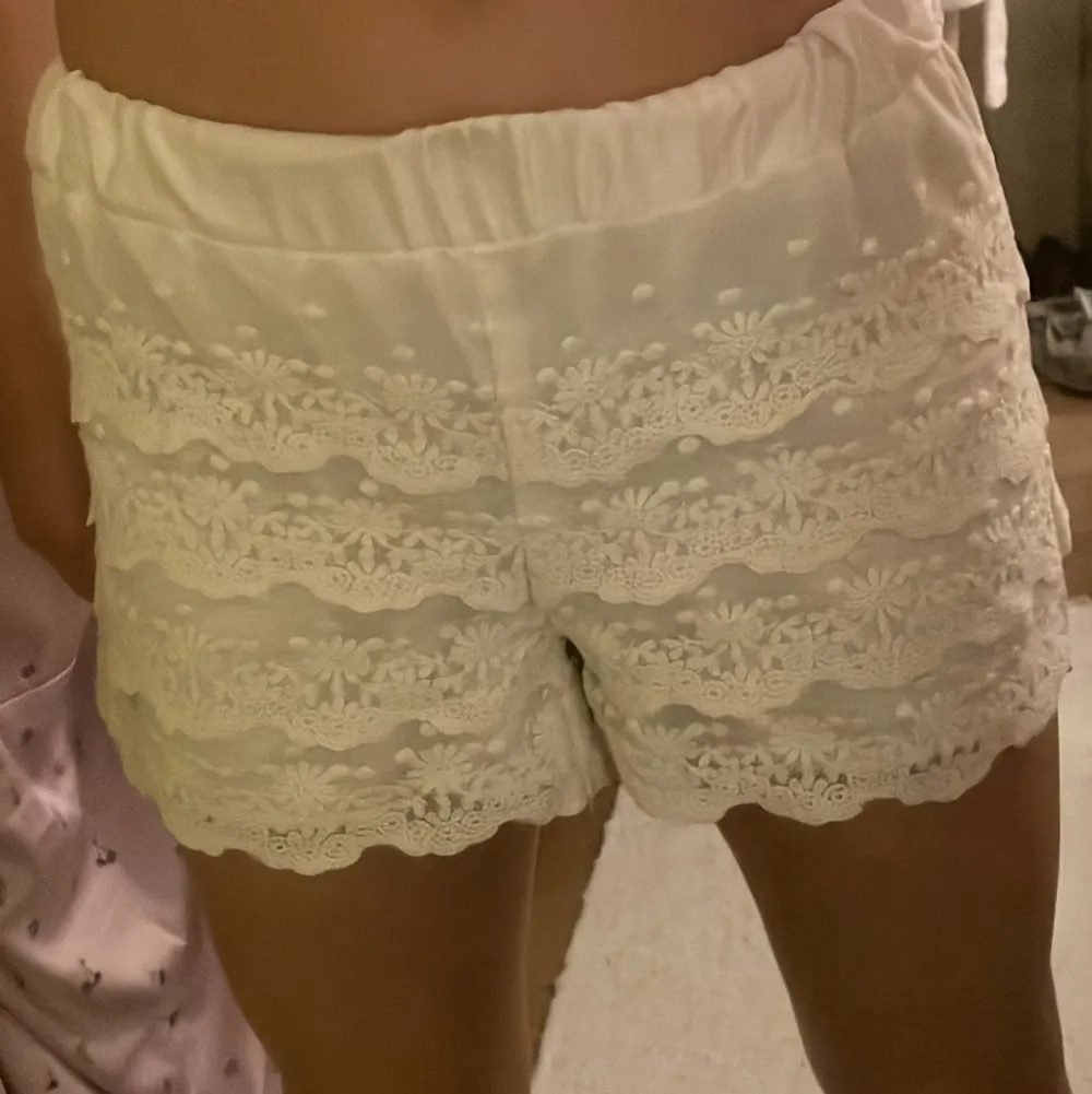 Super söta vita spets shorts från Lindex!❣️. Shorts.