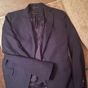 Mörkblå kavaj - En jättefin mörkblå kavaj från Massimo dutti som knappt har använts så den är i väldigt bra skick. Har för mig att det var en storlek L/XL men ganska liten i storleken så snarare S/M, beror också förstås på hur man vill att den ska sitta💕