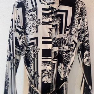 Lång skön klänning - Svart och vit klänning, säljer för den är liten på mig. Så bra för sommaren. 