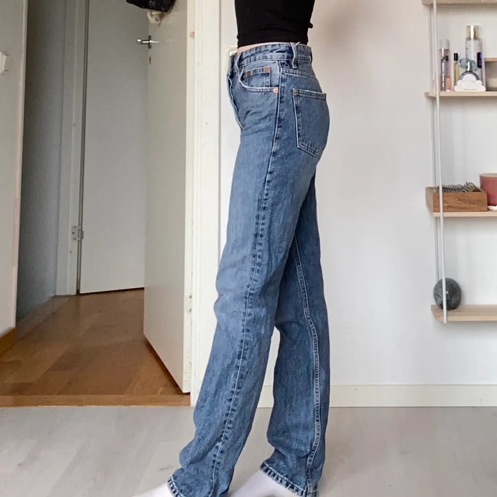 Jättesnygga och trendiga jeans från Zara i storlek 32 (passar möjligtvis 34). Skriv till mig om ni har frågor :). Jeans & Byxor.