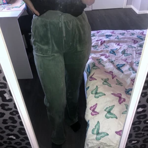 juicy couture byxor - Nu säljer jag mina populära juicy couture byxor i färgen chinois green, som är helt slutsålda på hemsidan. Det är storlek S och är lite stora på mig som är 161 cm lång. De har några små defekter och därav priset. Kan skicka fler bilder vid intresse.