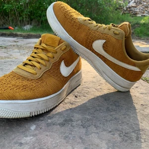 Air force 1 flyknit - Snygga air force one flyknit som är bra skick. Lite smutsiga fast det går lätt att rengöra. Meddela om du har frågor eller vill ha fler bilder. 