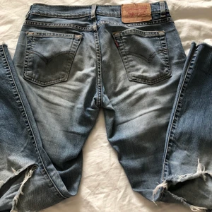 Levis jeans storlek S - Säljer dom här jätte fina Levis jeansen⭐️ Jag är 1,67cm och dom är lite korta på mig🙂 Kan mötas upp i Stockholm för den som vill köpa💗 (skriv för mer bilder)