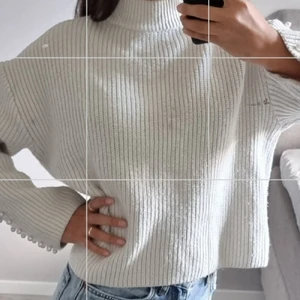 Stickad tröja  - Stickad tröja med pärlor vid armana,ifrån H&M. Ny pris 🤷‍♀️ men mitt pris 70kr, andvänd ett par fåtal gånger,köparen står för frakt🤍