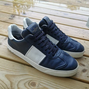 Valentino skor - Tja! Säljer nu mina fina valentino flycrew i mörkblått läder då de är för små för mig. Skorna är i storlek 42 och har ett skick på 9/10 då den enda defekten är att en spik lossnat. Har ej kvar låda, endast skor. Nypris ligger på drygt 5000 så kom med bud.