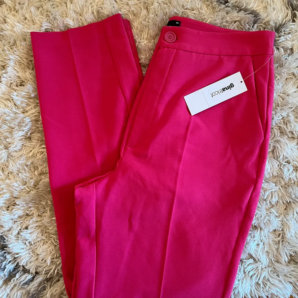 Fina kostymbyxor från Gina i storlek 38. Superfin rosa färg. Nya med lapp kvar . Jeans & Byxor.
