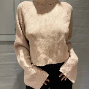 Jätte söt beige/rosa stickad tröja från BIKBOK i storlek XS💕