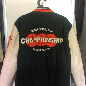 Varsity Jacket från New Yorker  - Varsity jacka från New Yorker Knappt använd och är i bra skick😁 Storlek XL