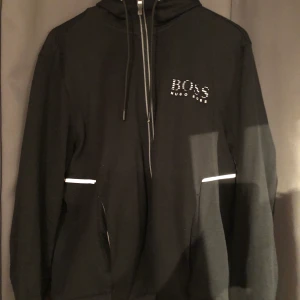 Hugo boss kofta  - Sällsynt Hugo boss kofta säljs pga att den har blivit för liten. Den är i fint skick. Kan mötas eller frakta. 