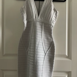 Klänning  - Klänning använd endast vid 2 tillfällen 