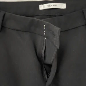 Jätte fina kostymbyxor  - Som nya från gestuz, strl M  Lite utsvängda längst ner och rätt lågmidjade