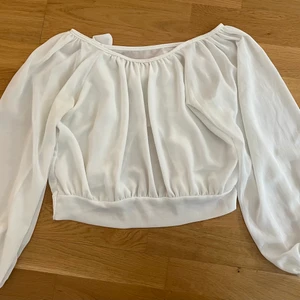 🌸 Vit knyttopp 🌸 - 🌸 Vit topp med knytning i ryggen 🌸 Storlek ~S 🌸 Mötas upp i Stockholm eller postas (fraktkostnad tillkommer) 🌸 Kan även samfrakta 🌸