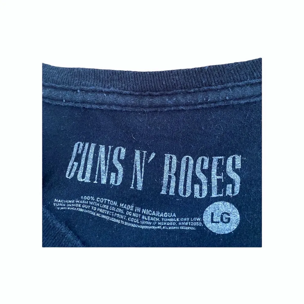 GUNS N’ ROSES 90’s Vintage t-shirt unisex 🖤💜🌹  Pris: •149kr Stl: S Bredd 51cm Längd 66cm  Kontakta mig för mer info 😀. T-shirts.
