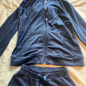 Gina tricot sett - Jätte fint Gina tricot sett , använt en gång, men kommer tyvärr inte till användning längre . Jätte fint skick. Byxorna är u storlek xxs å tröjan s, säljer hela settet för 120❤️