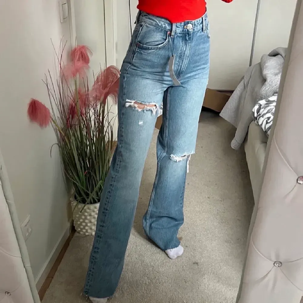 Zara jeans i storlek 36, helt ny och oanvänd , prislapp sitter kvar! Kontakta mig för flera bilder 💞. Jeans & Byxor.