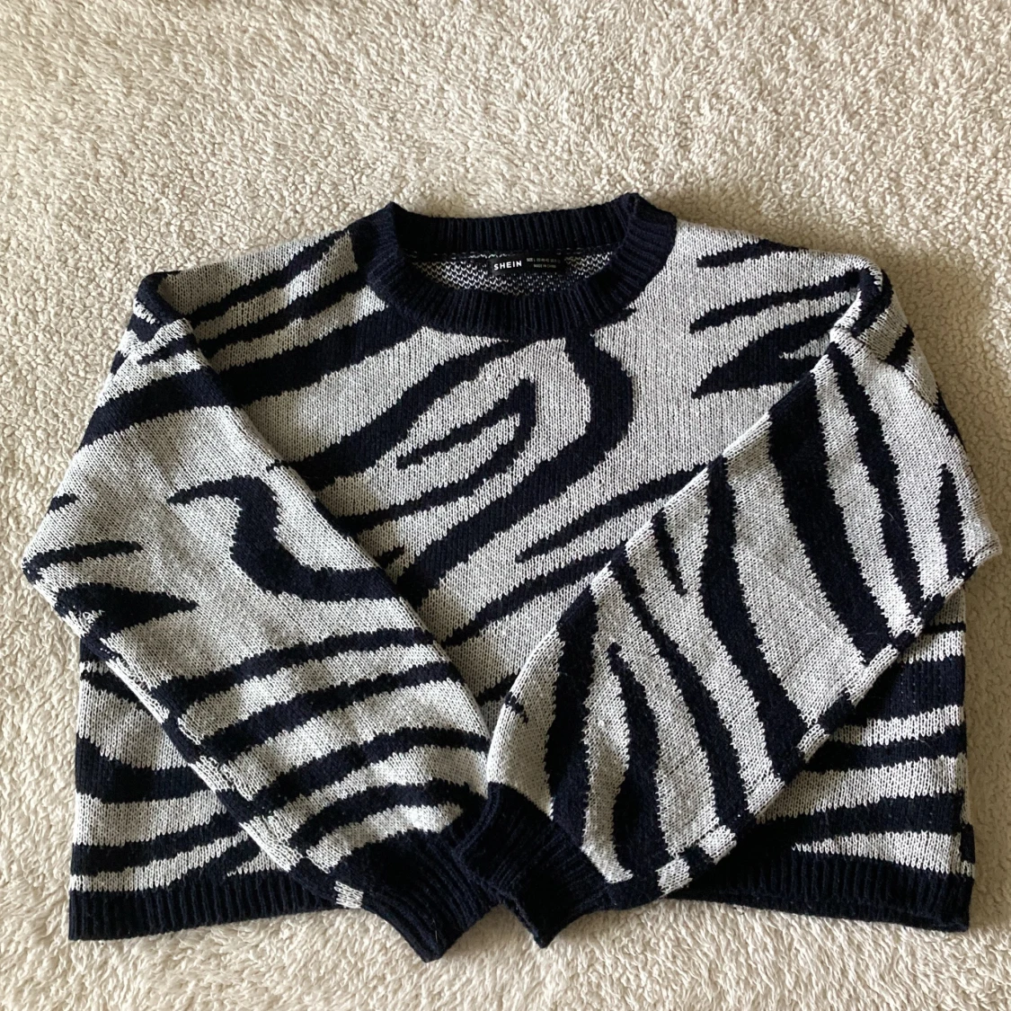 Stickad zebramönstrad tröja