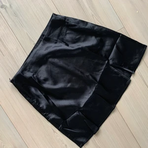 Svart satin liknande kjol - Svart superfin satin liknande kjol. materialet är jätte skönt och kjolen i sig är perfekt. den har en liten slits på framsidan också!