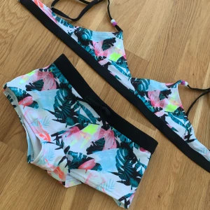 Somrig bikini - Detta är en somrig bikini i storleken 134-140. Den är använd många gånger men är i gott skick. Den säljs för 60kr + frakt.