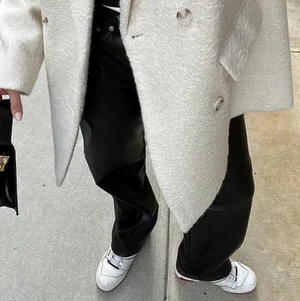 Läder byxor - NA-KD - (Ej äkta) läderbyxor från NA-KD. Artikelnummer: 1018-006459-0002 Nyskick. 