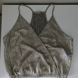 Topp från Zara - Superfin topp från Zara som är köpt för flera år sedan! Storlek M men passar S/M/L