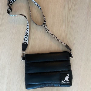 Axelremsväska  - Väska från H&M x Kangol. Använd en gång