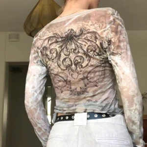 cool shirt alert - svinsnygg tröja! balla detaljer o jättefin passform. skriv för mer bilder osv :) brukar ha 34-36 i topp som ref